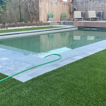 Zwembad met rond terras en zonnedek